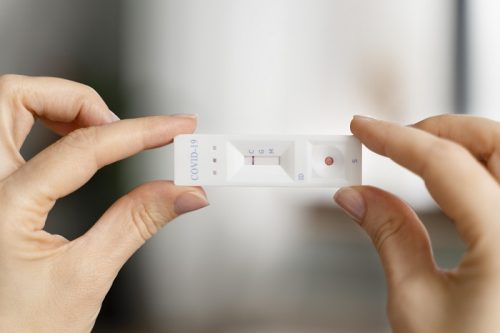Planos de saúde terão que pagar teste rápido de Covid, mas pacientes devem estar atentos