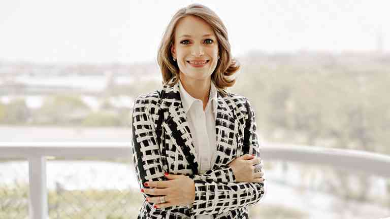 Após atuar com advocacia migratória nos Estado Unidos, ela voltou ao Brasil para empreender e levar executivos e empresas para os EUA e Europa