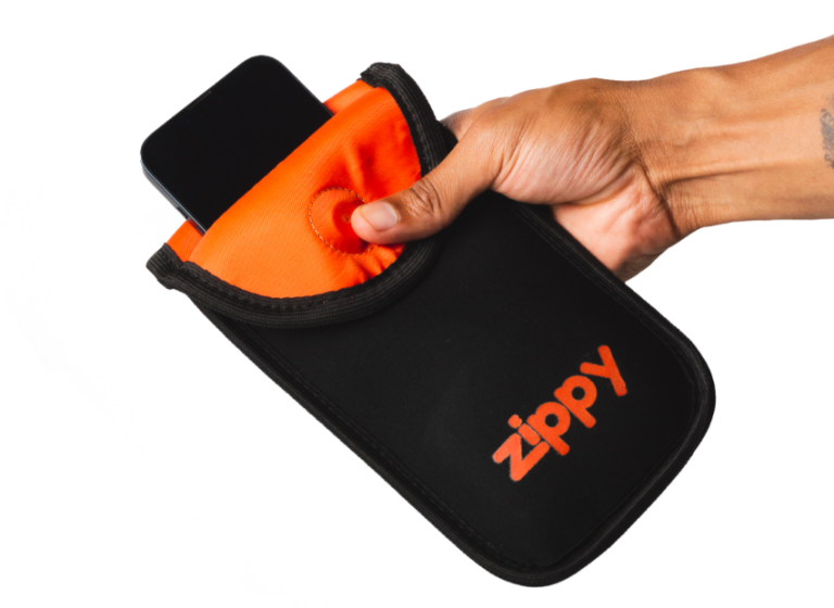 Celulares já estão proibidos nas escolas de São Paulo: ‘cases’ individuais surgem como solução