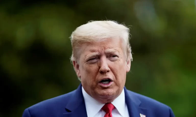 Trump assina ordem executiva para restringir cidadania por nascimento, mas medida enfrenta desafios legais