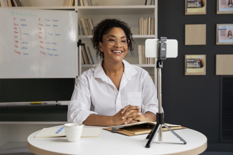 Empresa é condenada por manter imagem de trabalhador em propagandas comerciais após dispensa