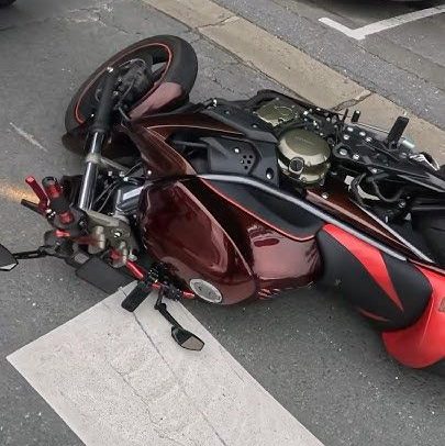 Motociclista recebe indenização ampliada após acidente com fio de energia em DF