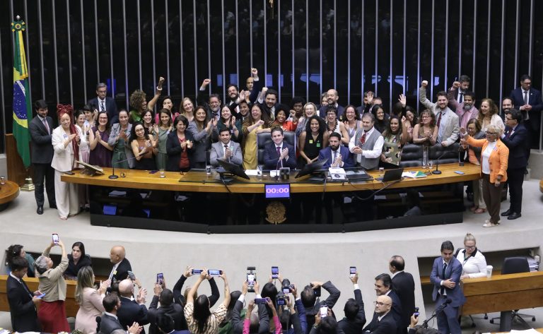 Câmara aprova projeto sobre proteção de crianças em ambientes digitais