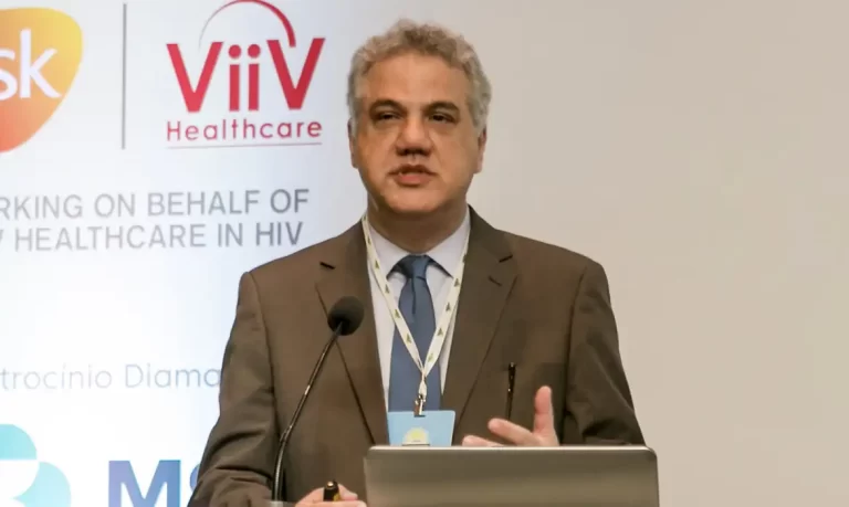 Covid-19 permanece ativa no Brasil; casos crescem, alerta infectologista