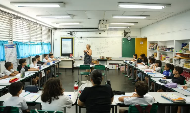 Professor pode pedir Carteira Nacional Docente a partir de quinta-feira