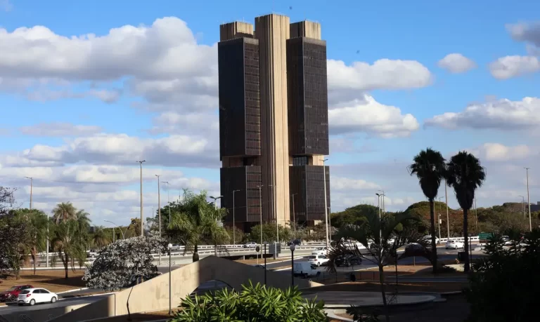 Inflação de 2025 ficará abaixo do teto da meta, em 4,46%, aponta Boletim Focus