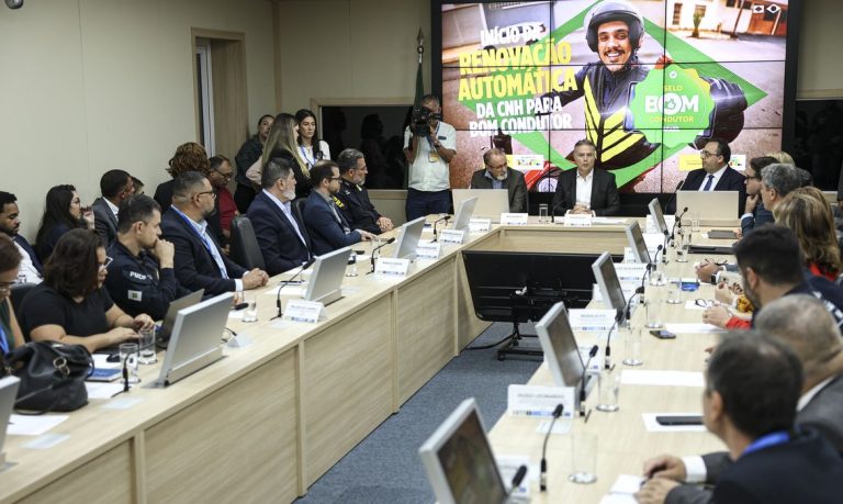 Mais de 371 mil motoristas têm CNH renovada automaticamente e sem custo