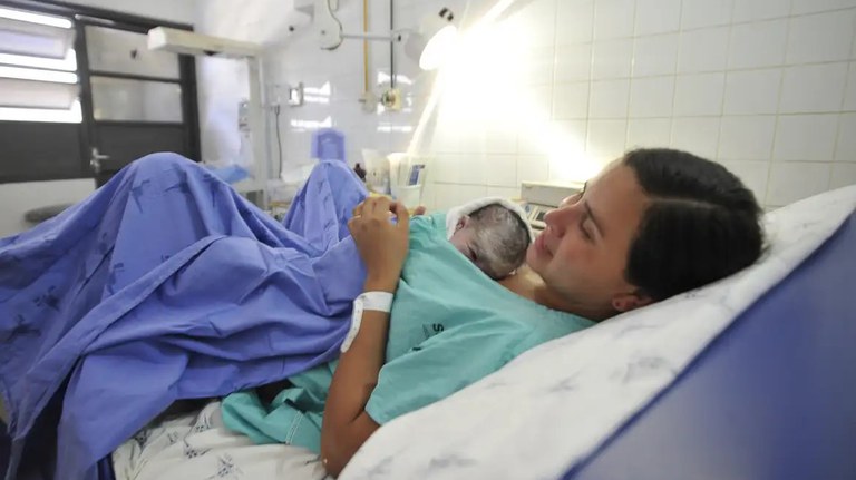 Licença-maternidade e paternidade de servidores federais só começa após alta hospitalar em caso de internação