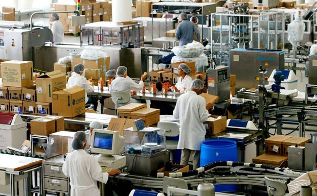 Indústria brasileira cresce 0,6% em 2025, mas desacelera sob pressão de juros altos