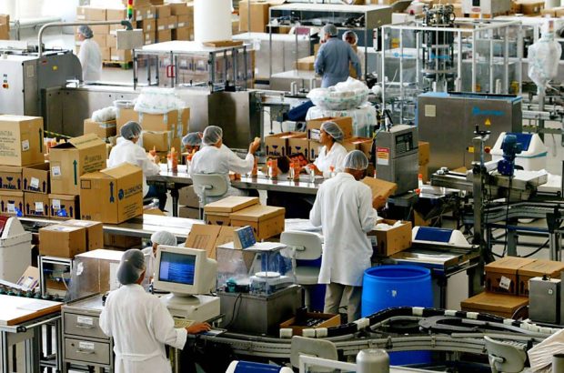 Indústria brasileira cresce 0,6% em 2025, mas desacelera sob pressão de juros altos